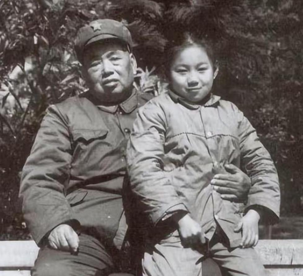 上世纪80年代，新县的女高中生许道江快要高考了，她考虑：“给爷爷写一封信，把自己
