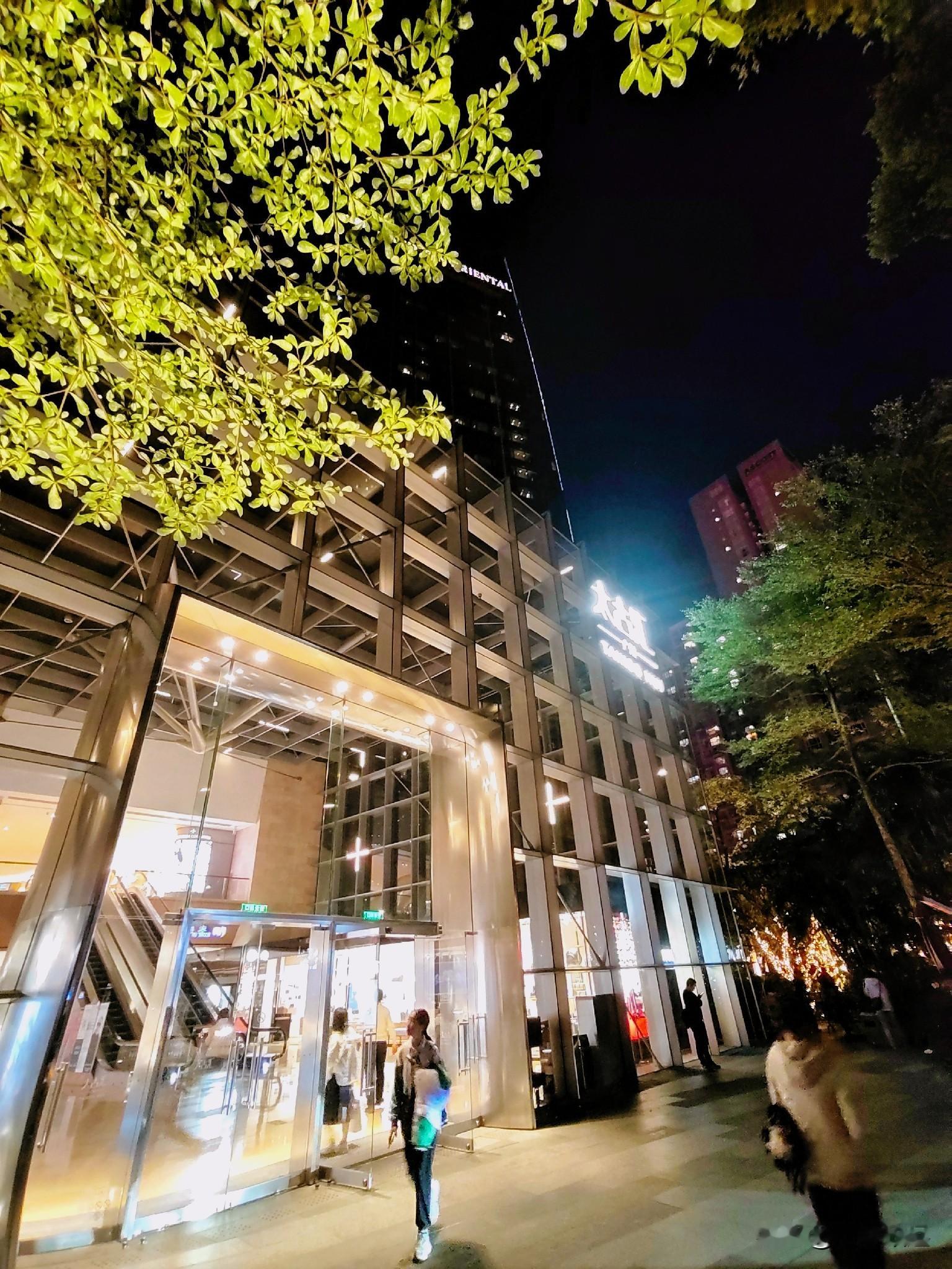 冬日傍晚，夜幕悄然降临，广州太古汇的外观堪称绝美。它坐落于繁华的天河区...