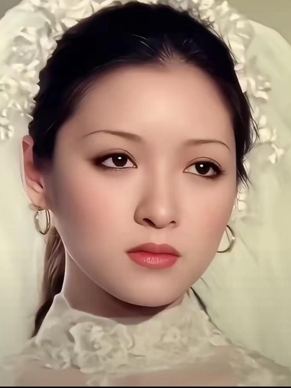 胡因梦的女儿胡洁生34岁了，女儿生父至今无人知道，现存信息仅有一点，这个人是胡