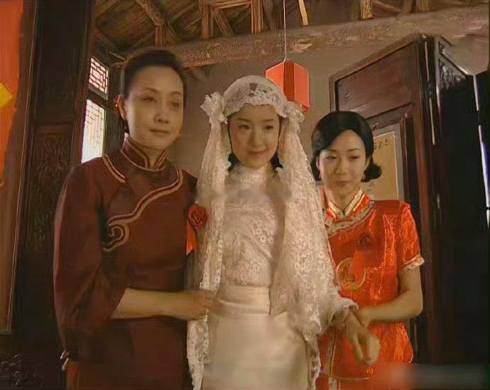 现在才发现冷清秋结婚时的婚纱既丑又廉价，全靠董洁颜值撑着…