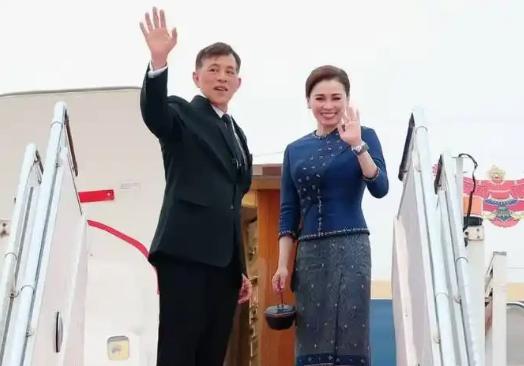 泰国王室大局早已确定！74岁泰王亲自驾驶王室专机出访，副驾位置上坐的，从头到尾