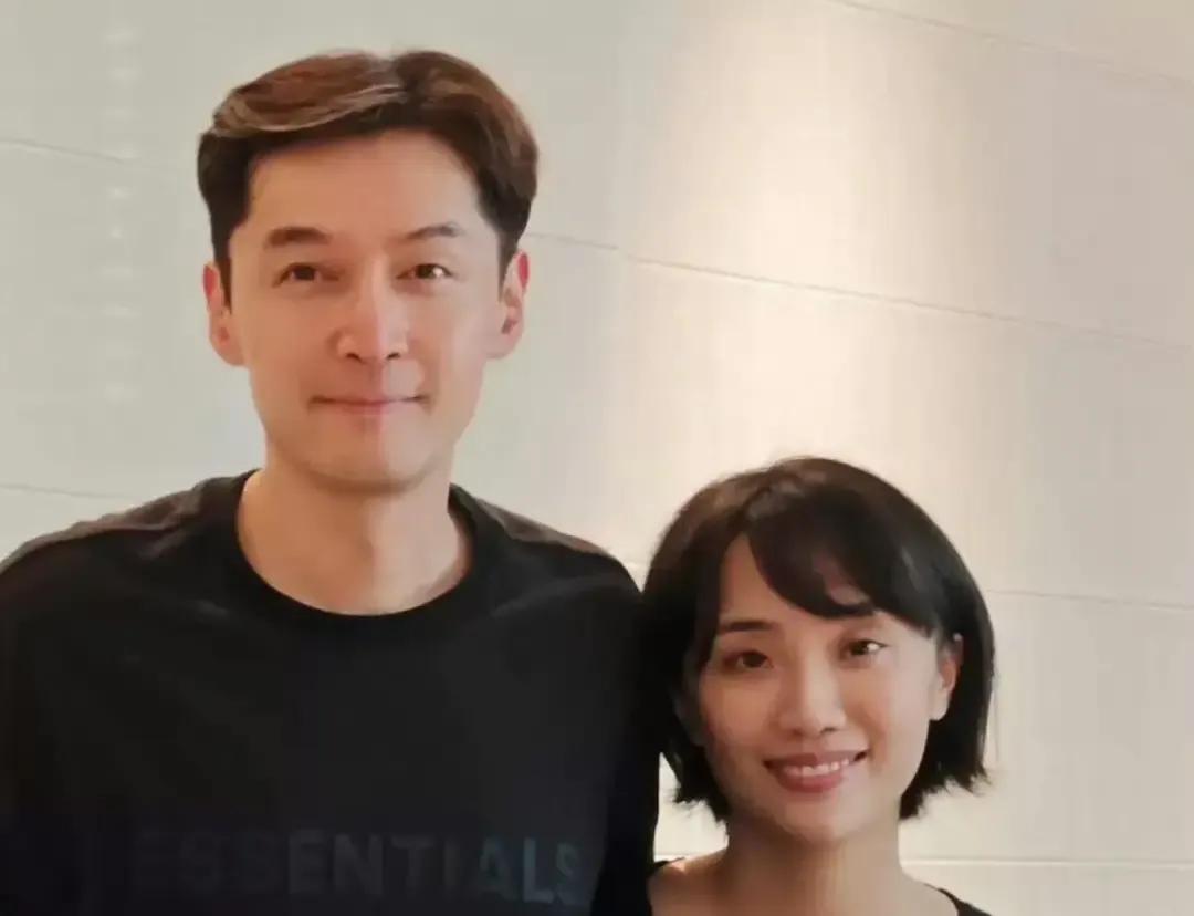 胡歌被拍到和黄曦宁并肩遛狗，照片糊得像我家监控截图，可网友还是一眼锁定女方。我