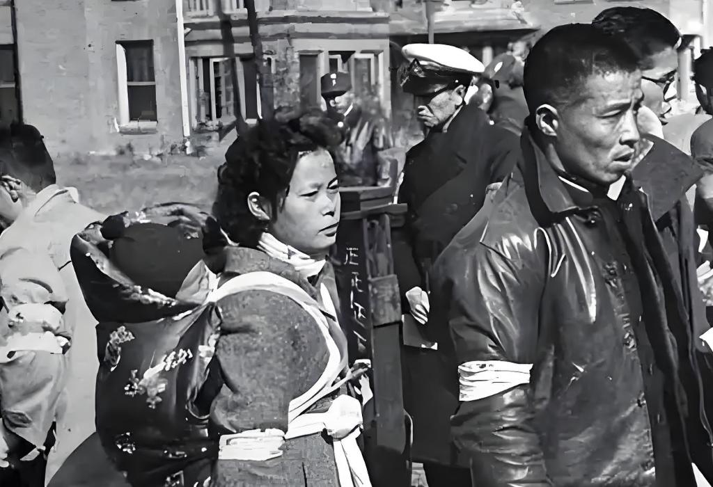 日本战败后，日本人逃亡惨状：上万人饿死流民遍地，女人最先被抛弃。1945年8月1