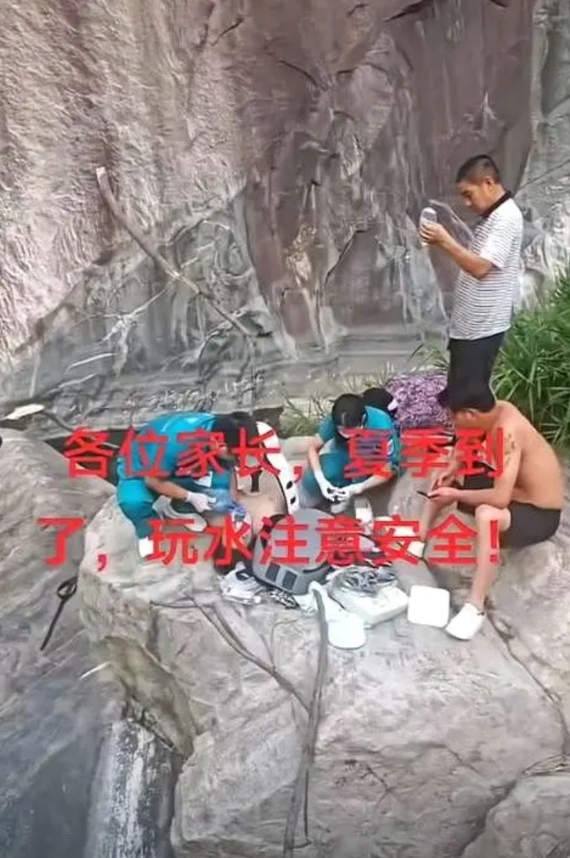 刷到河南平顶山这事儿我心都揪紧了！妈眼睁睁看着儿子在野湖里沉底，水底下能清楚