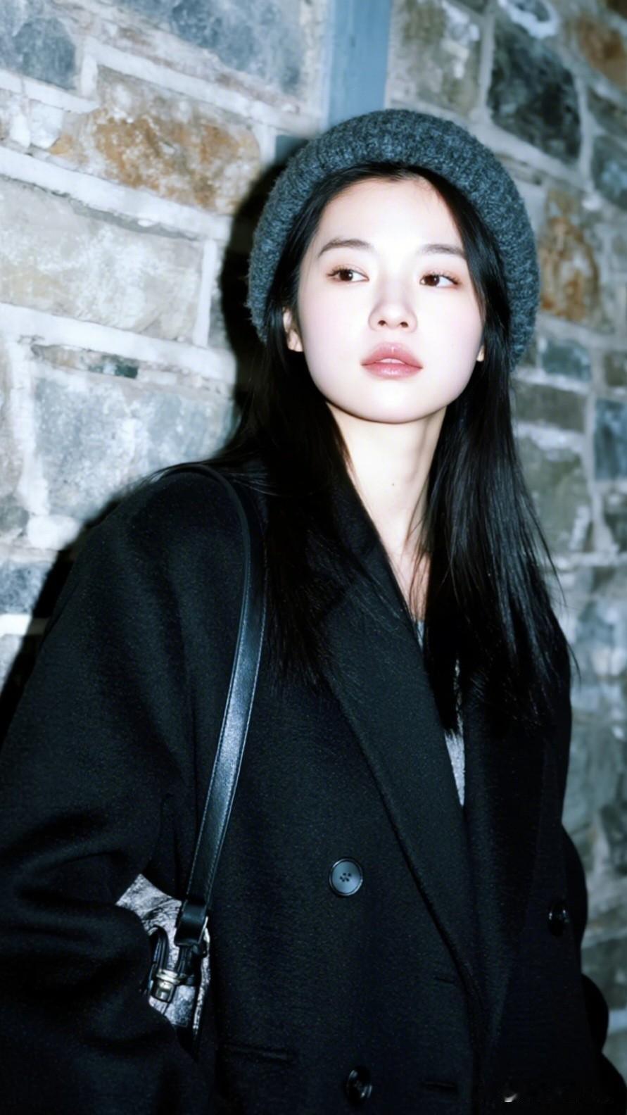 石墙映影，黑衣美人。为什么长得漂亮却找不到对象冬日穿搭指南：黑色大衣+灰色贝雷