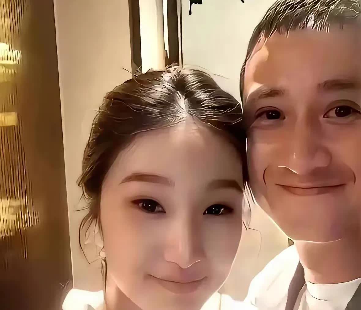 文章与马伊琍的大女儿文爱马，脸上好像一点母亲的影子也没有，也不太像父亲。马伊