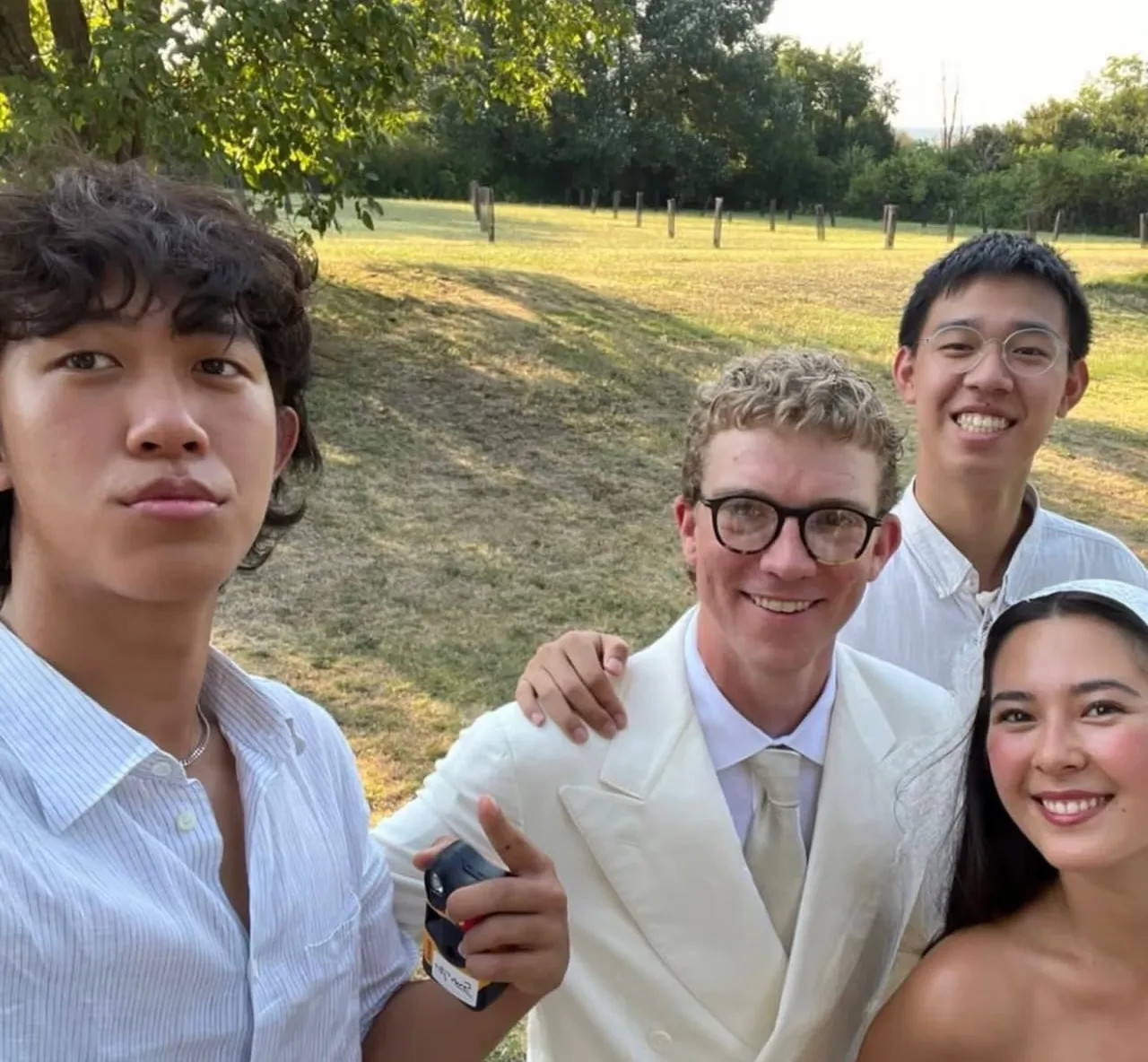 姜文三个子女合影！两个儿子都像爸爸，几乎是等比例复刻。姜一郎结婚时，曾经晒出过自