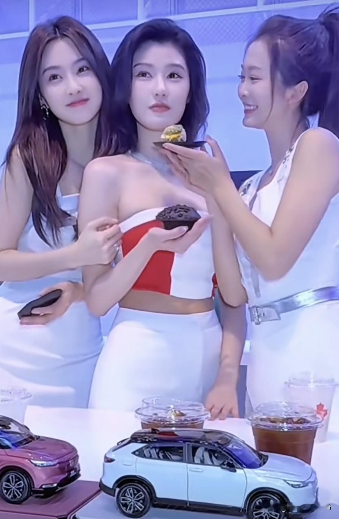 2025广州国际车展，李凉凉、苏宁和程儿这三位百万级网红车展模特，大家...