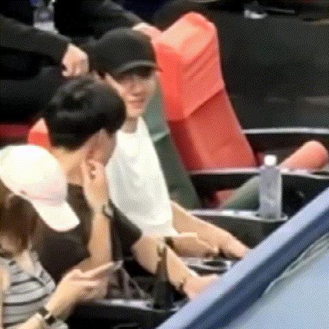 王一博盘核桃王一博潮男反差感，啃手和盘核桃总得选一个吧​​​