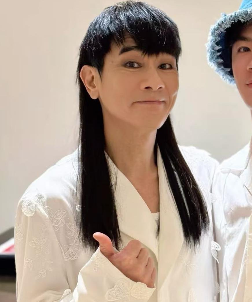 陈小春演唱会有点意思这就是90年代港星的实力啊！时隔6年开演唱会座无虚席，票