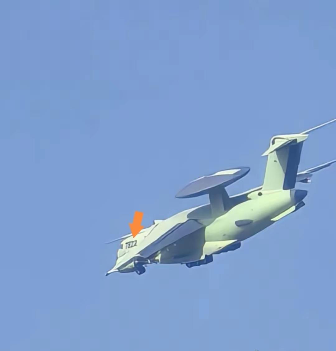 这拍的绝对是甲方或乙方拍的，其他什么民航或无人机不可能在一架军机试飞区域飞行，所