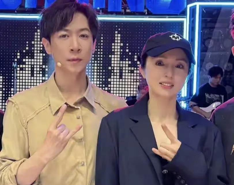 董璇再婚老公身份被扒！男方比她小8岁的演员张维伊，两人曾到店里买金手镯，看来女演