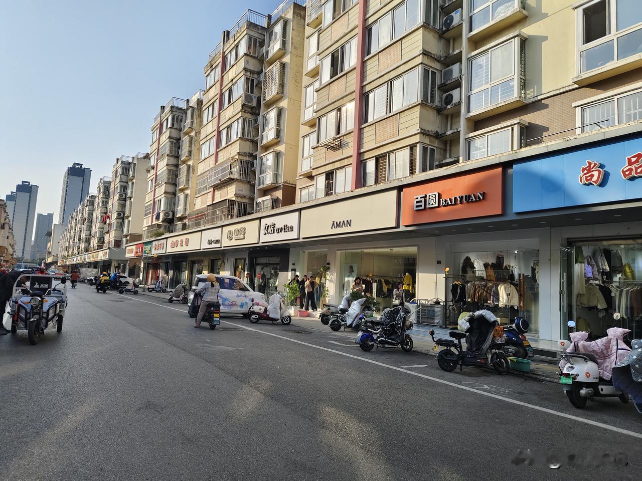 宿迁最像香港的一条街，就像九龙庙街，旺角那一带的街景。路不宽，但是店铺特别多，