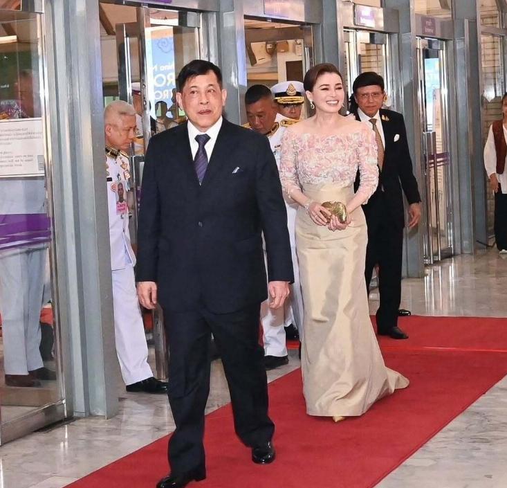 泰王去看杂技团演出，穿着高定染了头发，看起来变年轻不少！他也是年过七旬的老人了，