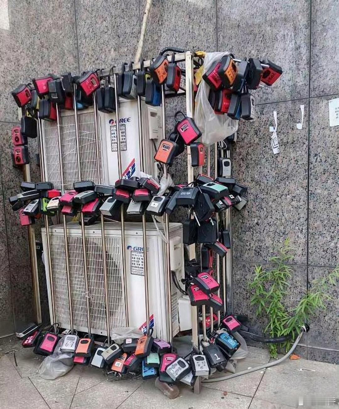 空调外机挂这么多这个啥意思？怕被偷走吗？