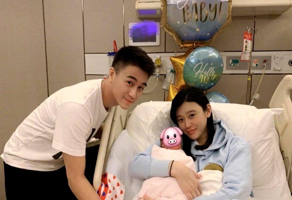 赌王98岁那年，何猷君终于生了个儿子。四太梁安琪急着想剖腹产，就为了让老父亲能