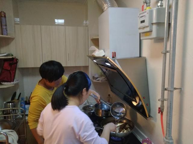 抱上宝宝去哥哥家里“躲寒冬”, 哥哥哄孩子, 嫂子做红烧肉给我吃