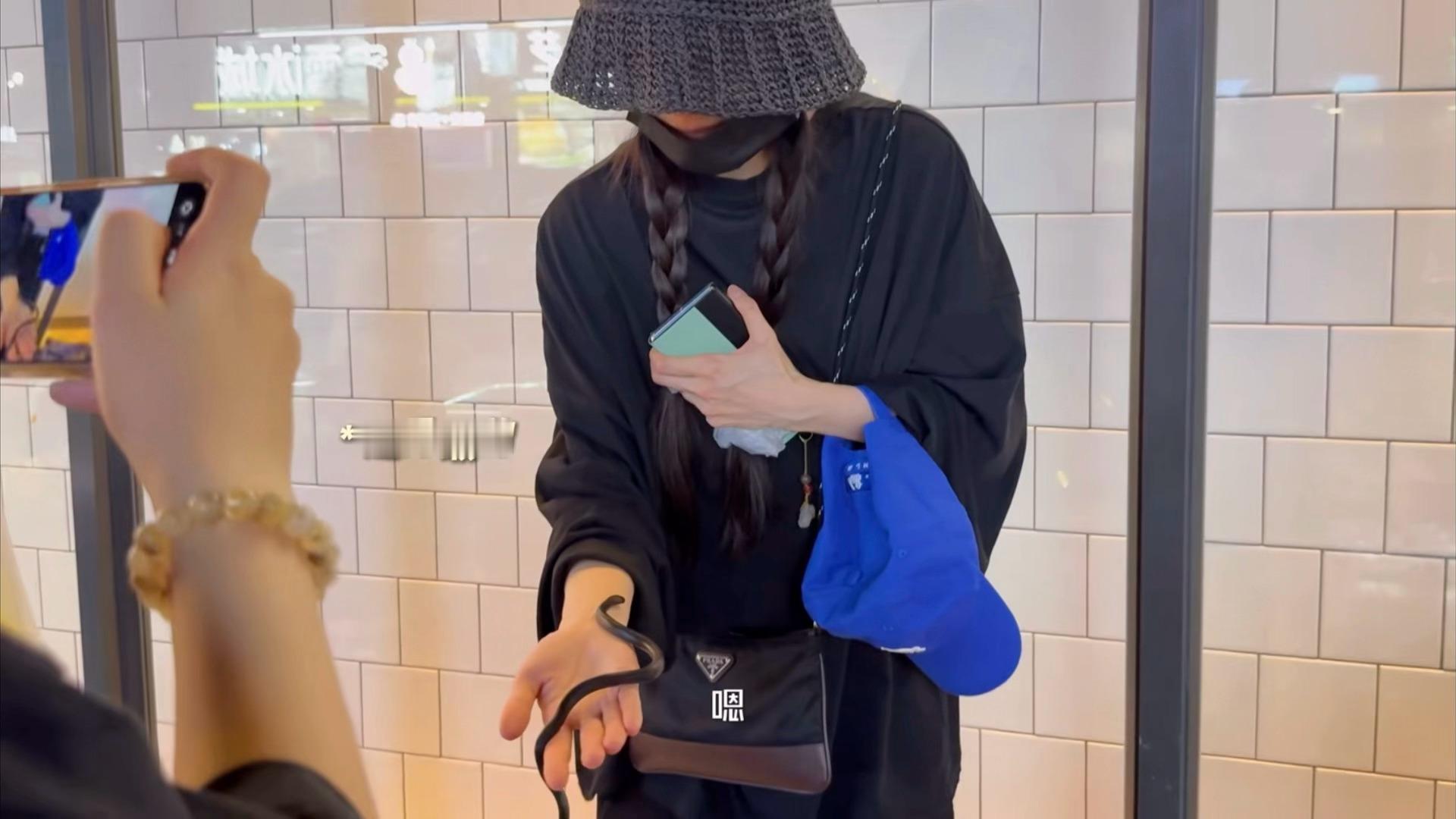 哈哈哈哈哈你们三生三世还在追我谁在路边看到小黑蛇能忍住不叫一声夜华？你浅姐更是忍