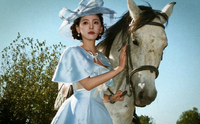 近期拍的最有感觉的女明星照片是这两组，好有童话感啊~​​​