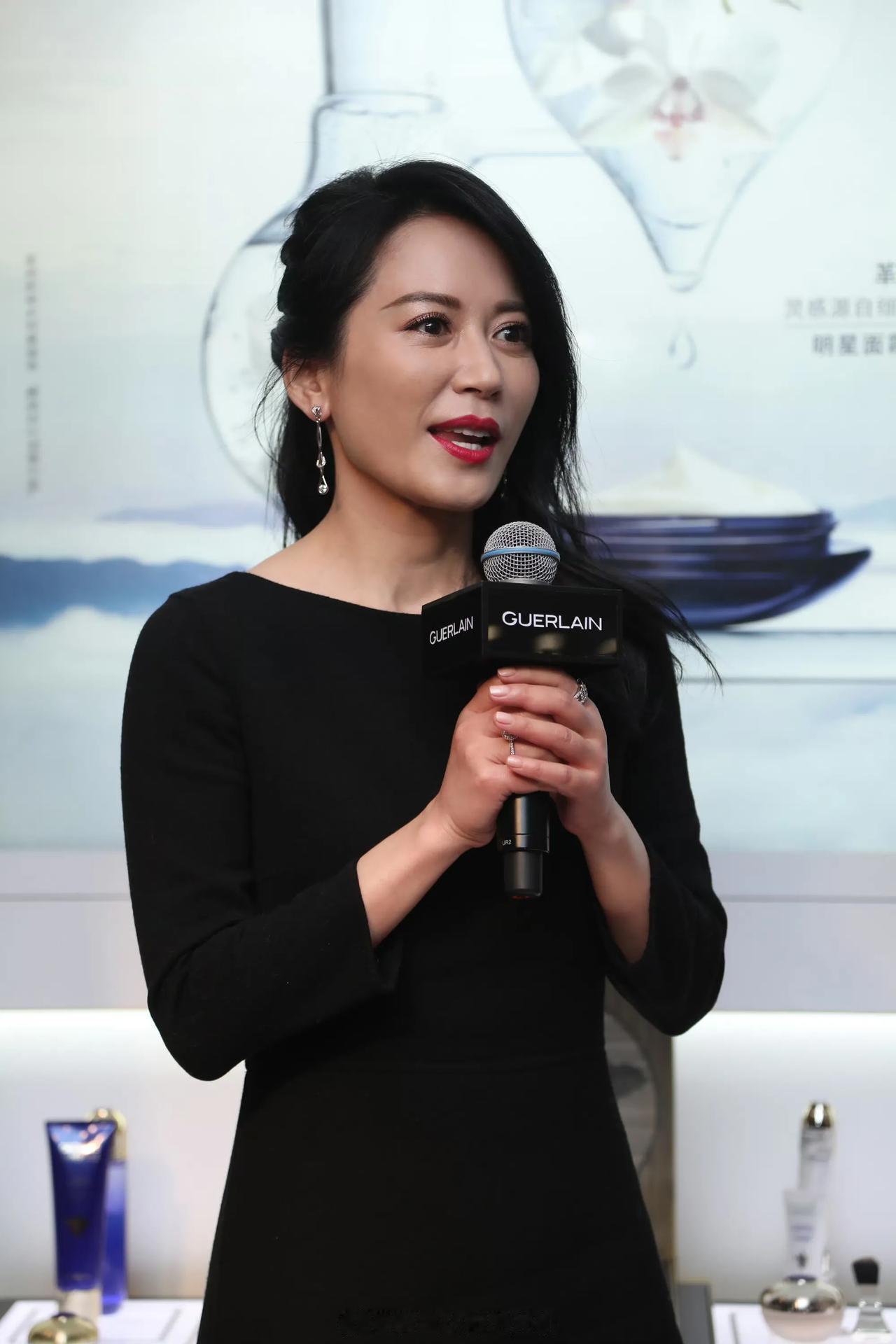 俞飞鸿，她真的是吃了防腐剂，五十多岁越来越美，和20几岁一个样。