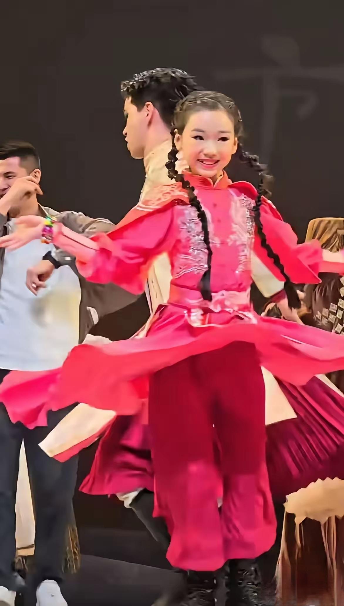 都说董璇女儿是最美星二代，我咋觉得不是这么回事呢？看小酒窝跳话剧舞的视频，感觉