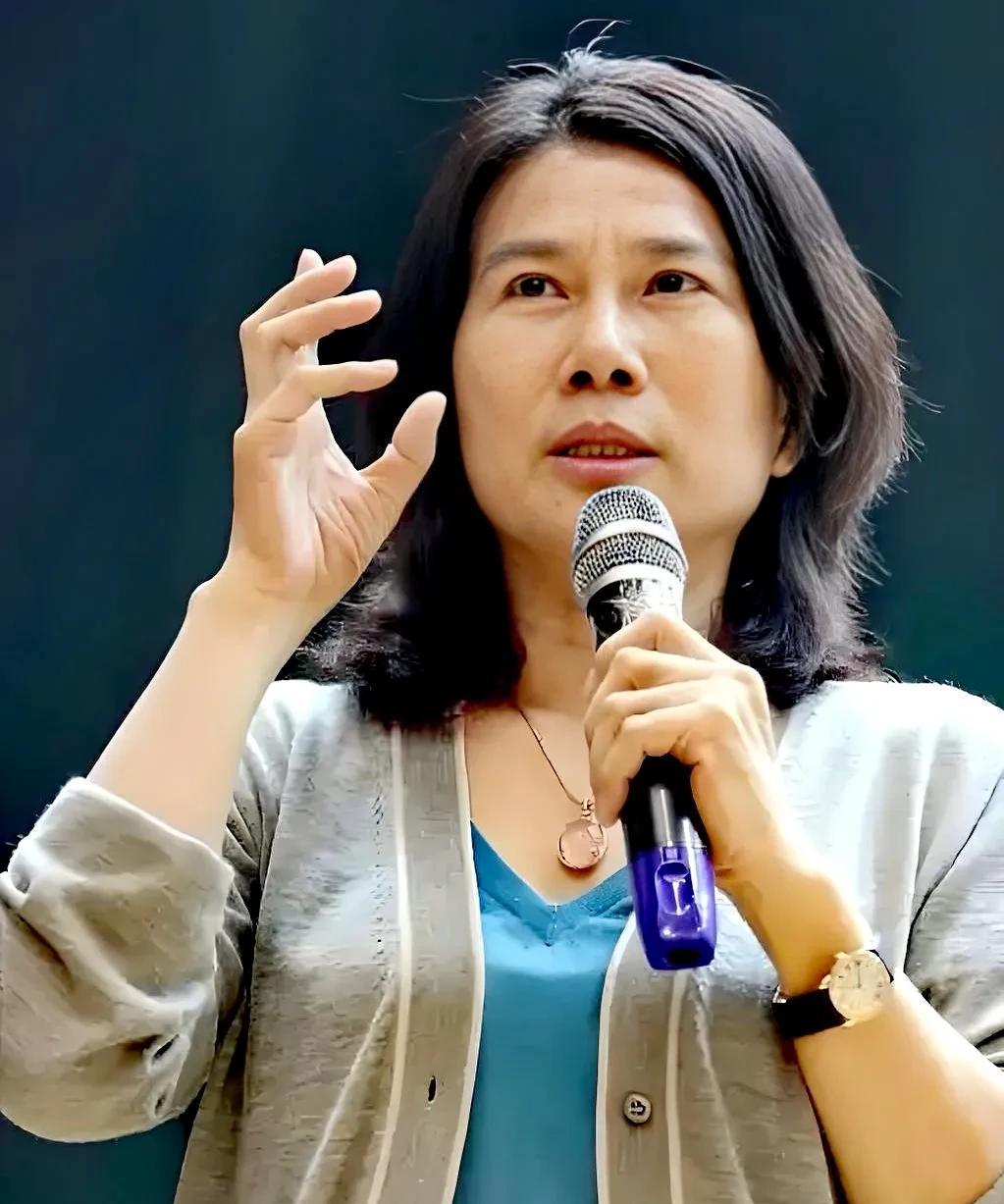董明珠再发声，直指某些人有钱就搞“小三小四”，网友炸锅：说的就是肖医生和石姓护士