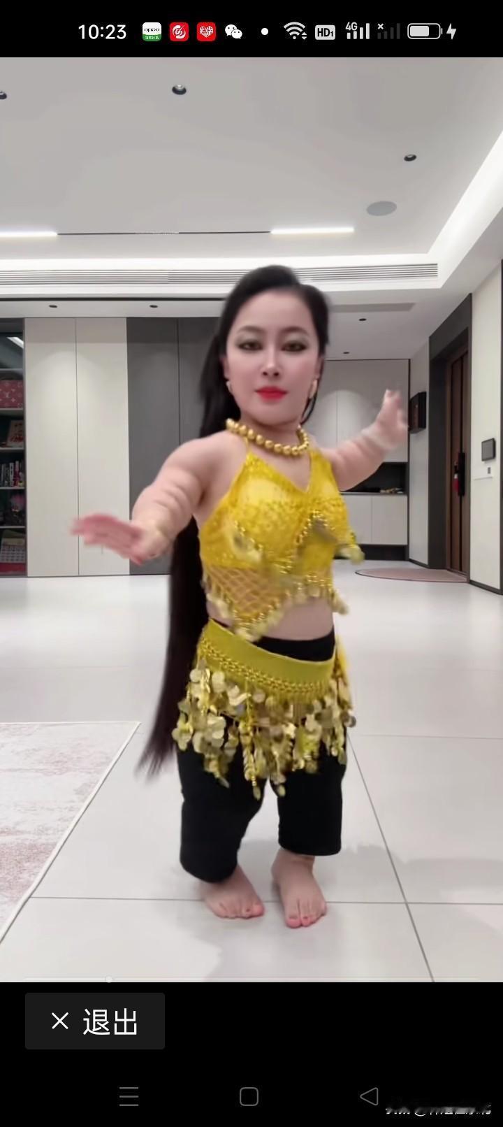 刚刷到的小矮人！除了个子矮一点，别的一点毛病没有，长相精致漂亮，这身金灿灿的服饰