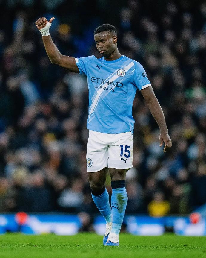 索尔福德城的主帅说不希望球员半场找曼城交换球衣，这样会发疯！半场不准交换球衣，