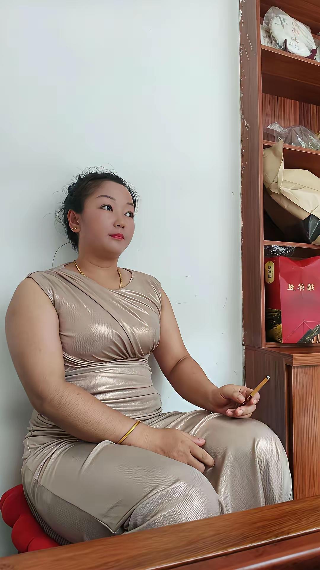 儿子娶的这媳妇，真跟压寨夫人似的，虎背熊腰的，我在家大气都不敢出。有次我不小心把