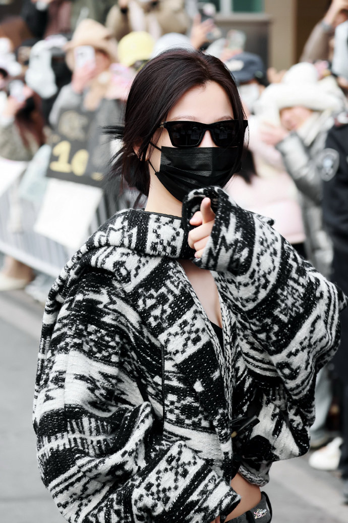 虞书欣黑白酷姐look虞书欣露腰拽酷辣妹虞书欣黑白酷姐look，虞书欣露腰