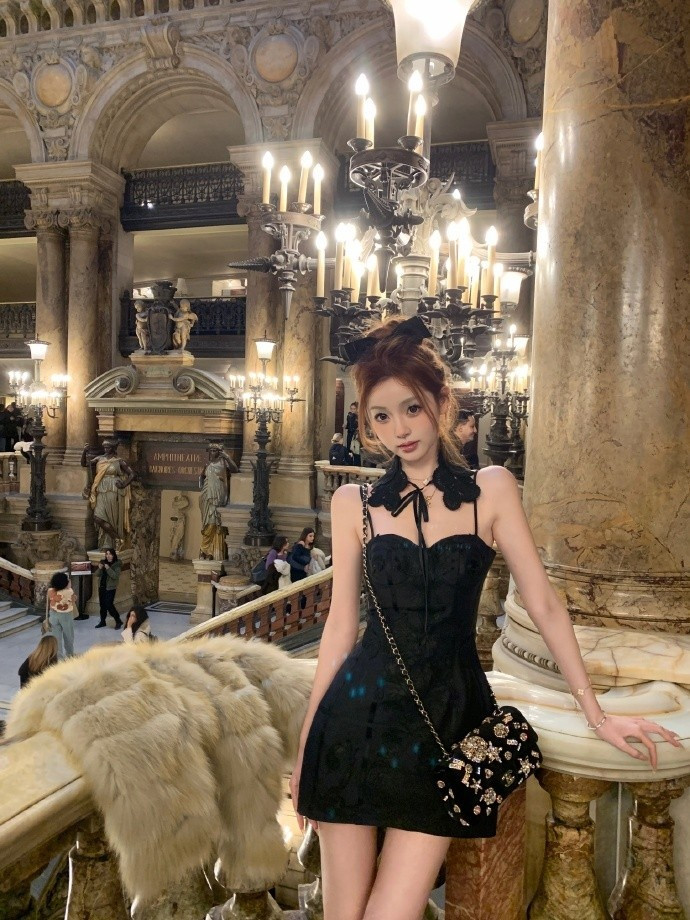 王思聪前女友懒懒晒照: -巴黎是一场流动的盛宴