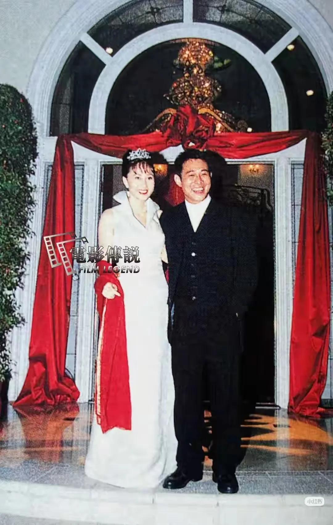 人逢喜事精神爽，婚礼上的李连杰夫妻笑得很开心，那一刻他们一定是有着共白头的心愿。