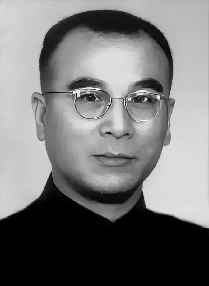 1949年，渡江战役前，国军军官杨兆龙四处奔走求情，终于在渡江战役前7天，从监狱