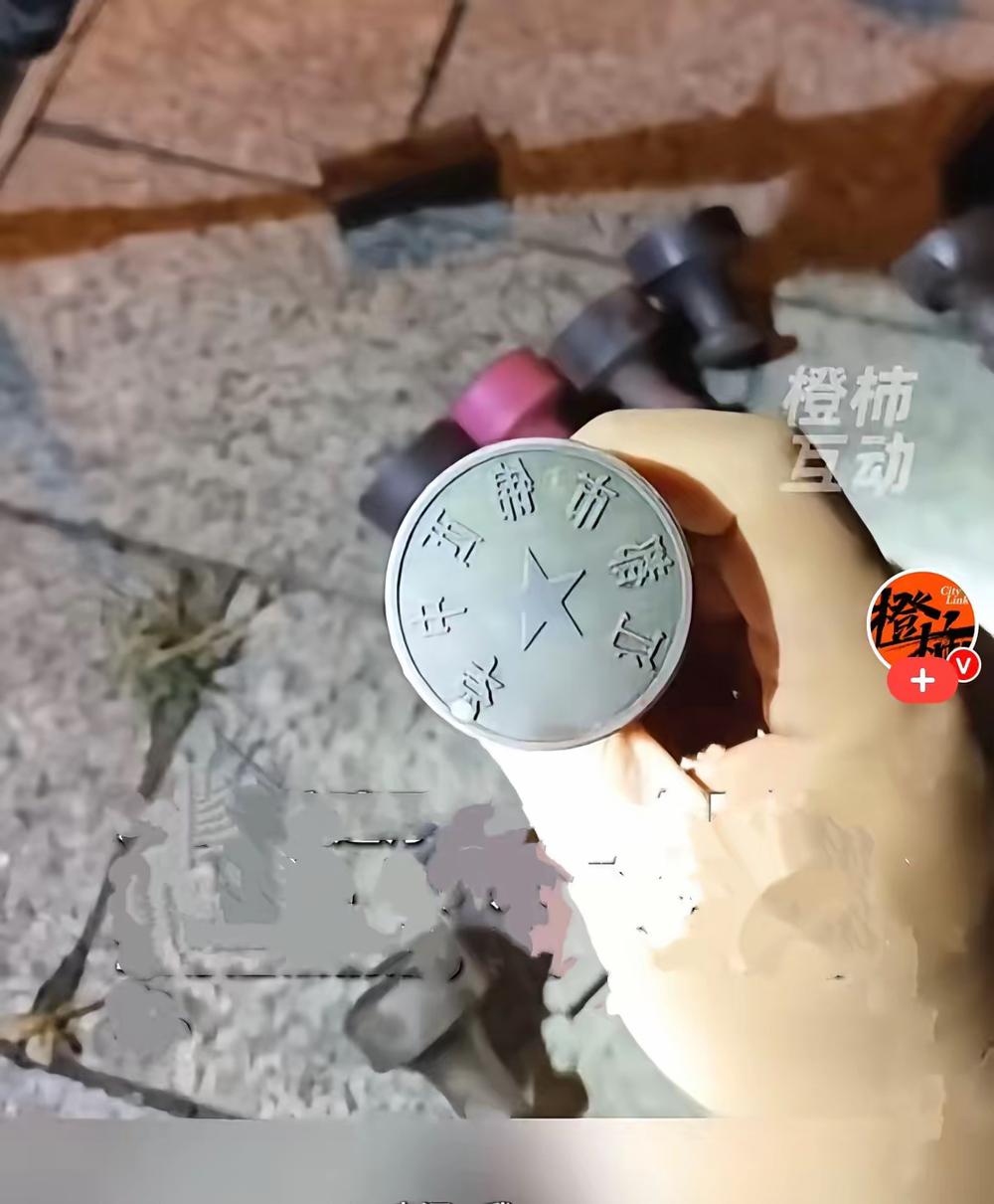 江苏扬州这位钓友的经历，真是钓鱼生涯里少见的惊险插曲。下钩之后鱼竿手感沉重，
