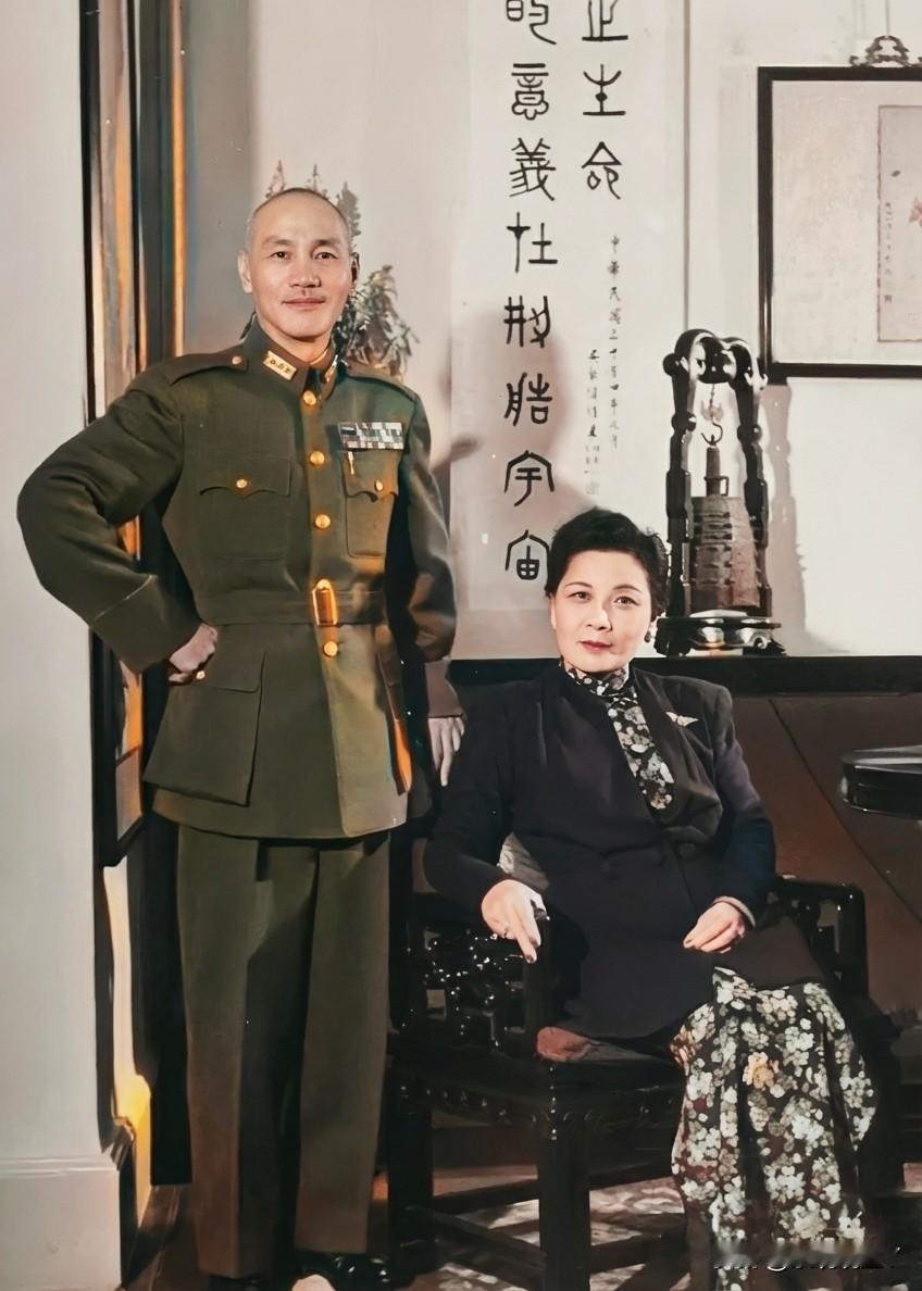 一九四六年，南京，在室内坐在椅子上的宋美龄和她的丈夫蒋中正。这不是演员扮演的，确