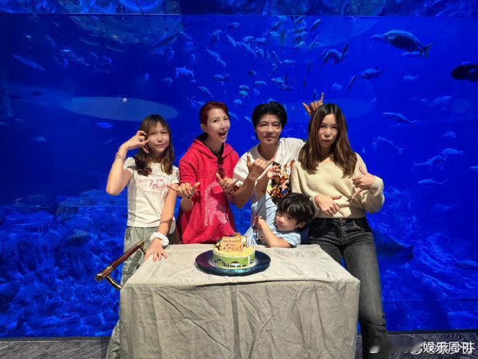 被蔡少芬张晋一家狠狠戳中！小儿子乐儿6岁啦，一家五口整整齐齐，儿女双全的圆满