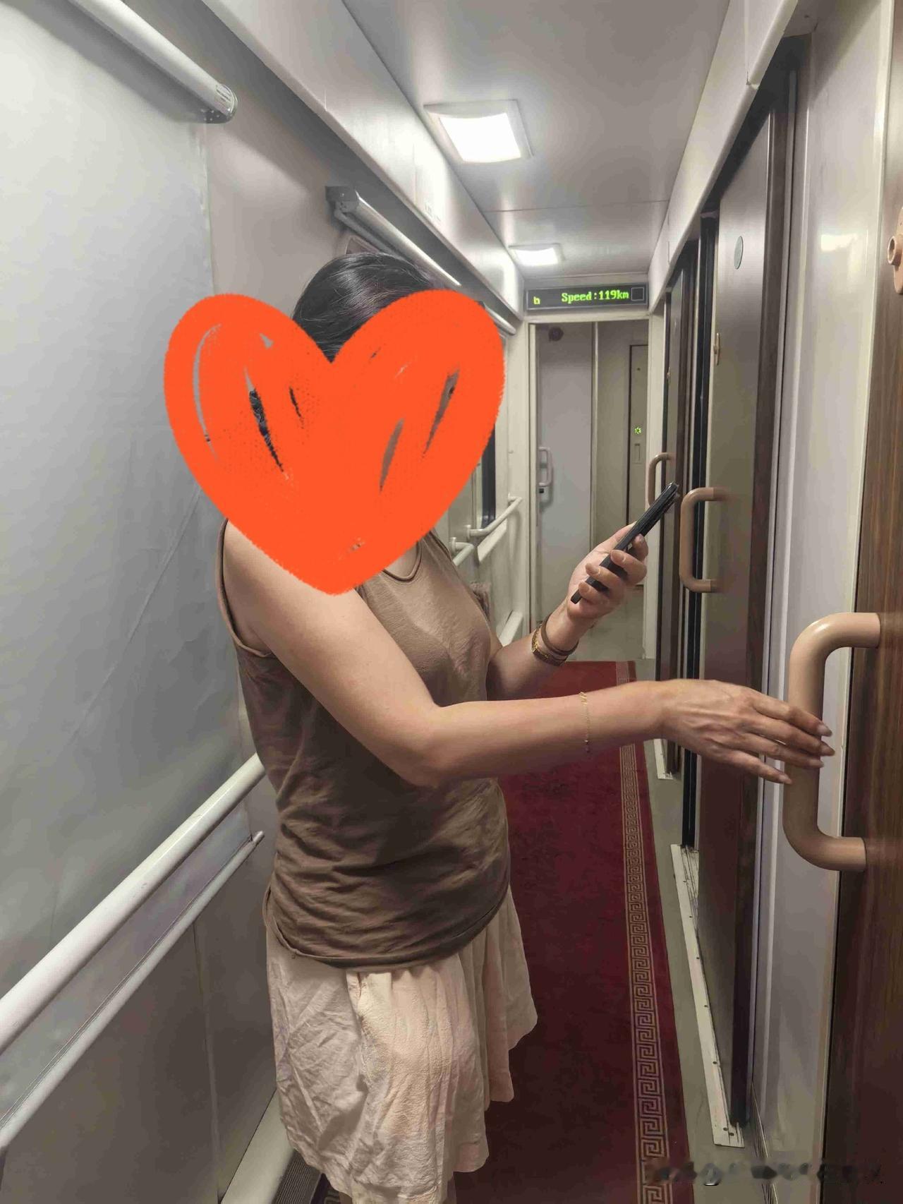 昨晚上九点，火车到达武昌站，我们打了车，一路看武汉的夜景，回到家里。。在火车