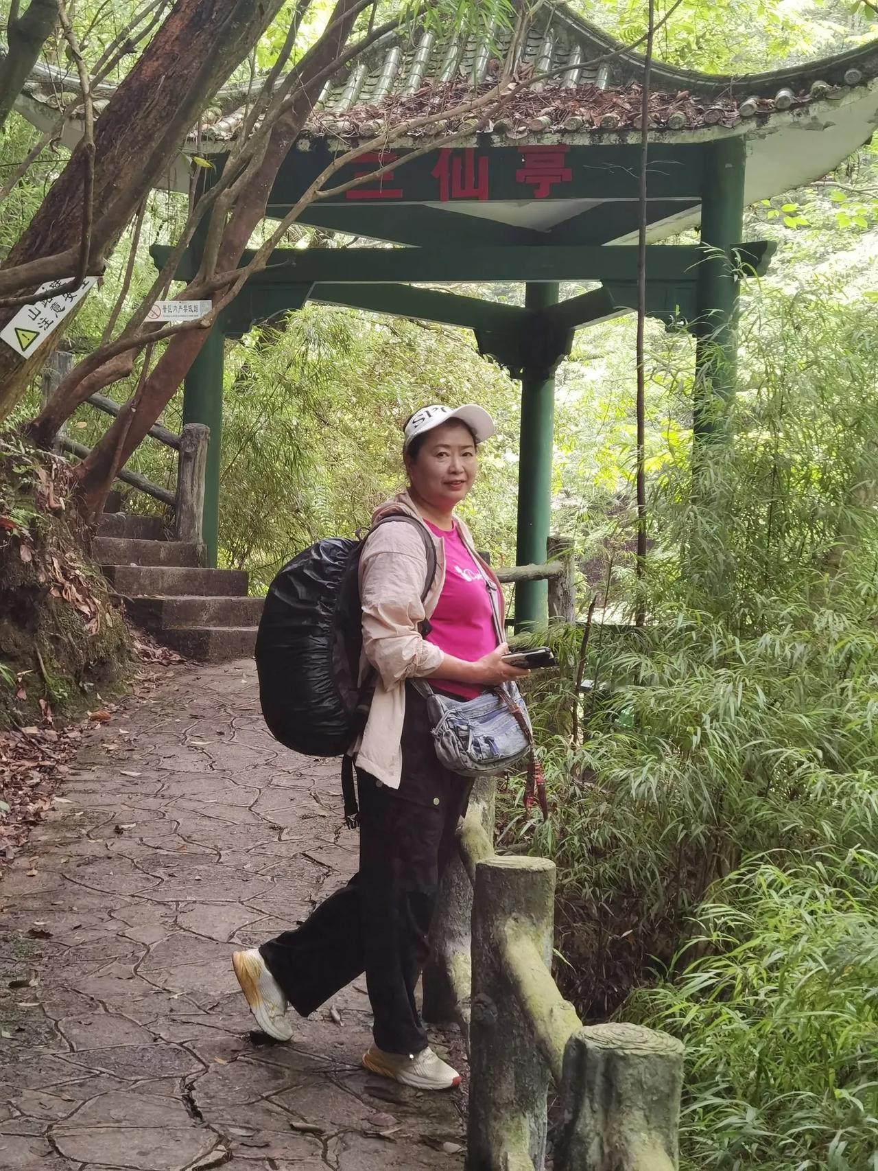 最近来贵阳避暑的外地游客挺多，昨天遇到一个山东济南的母子俩去花溪公园，说她们早上