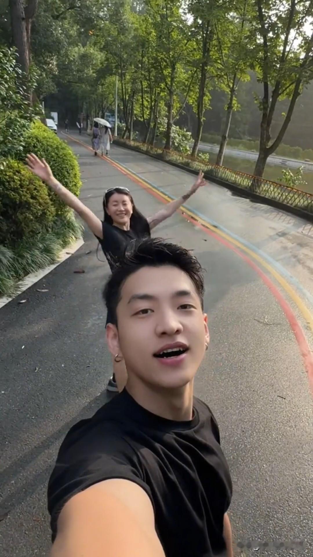 12月6日，李嘉格小男友更新跑步vlog，并配文说道：“好的总是压箱底，那我猜，