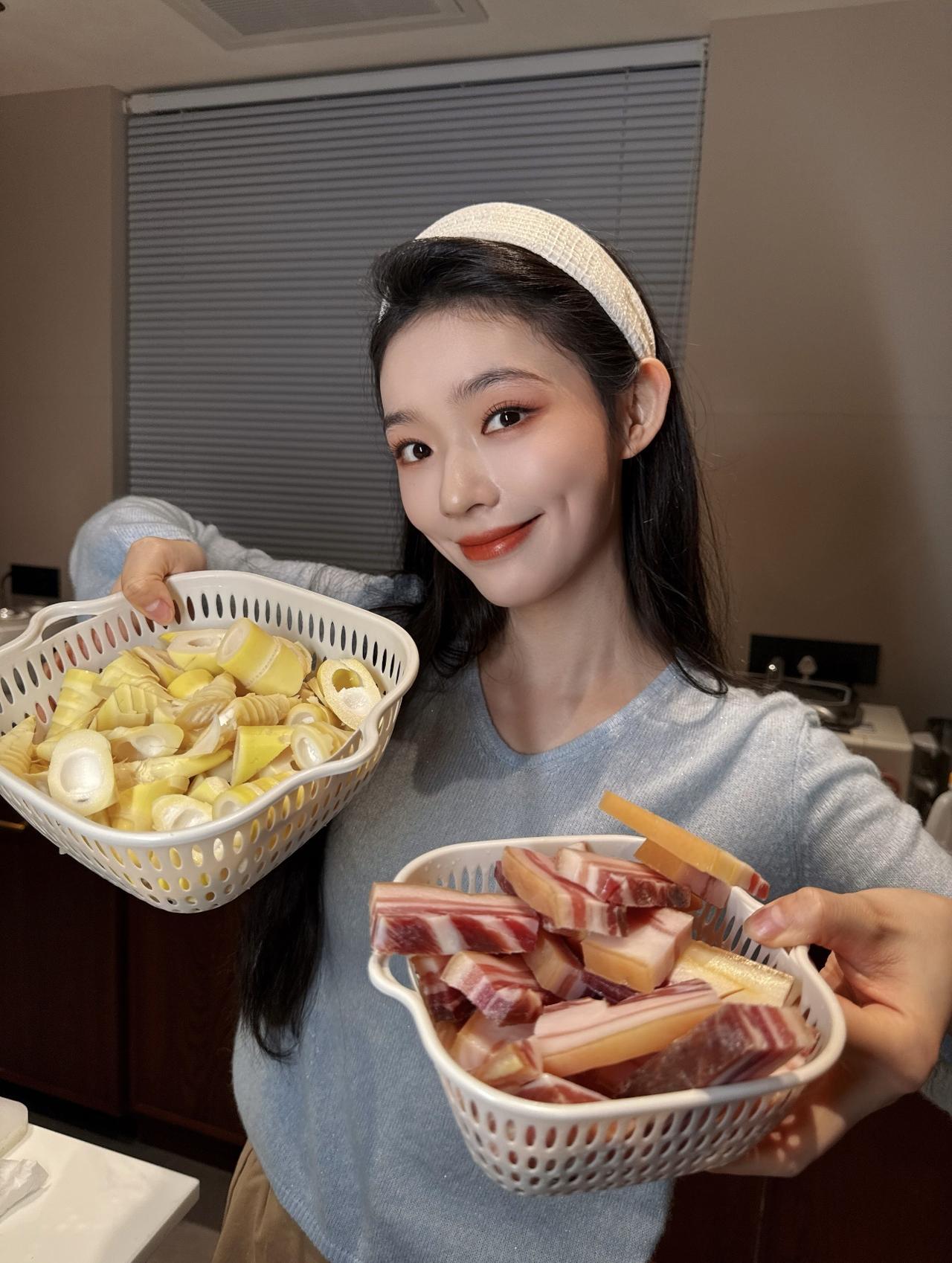 近日，林允晒做饭美照，做了腊肉炒竹笋，还煎了荷包蛋，看着挺好吃的样子。林允长