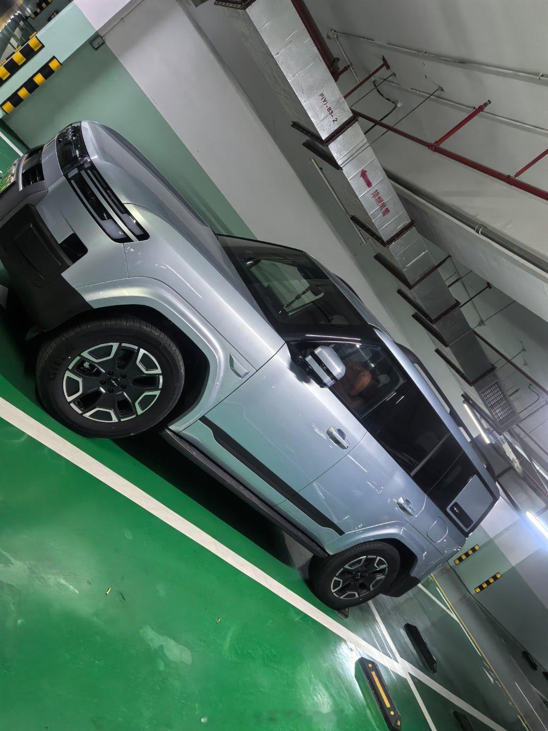 这颜色的方程豹钛7，还挺好看，个别角度，份量感不输豹8～