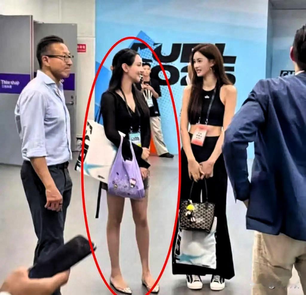 这两天蔡崇信刚官宣离婚，一张他和女主持人王秋怡的合照就被翻了出来，传得沸沸扬扬