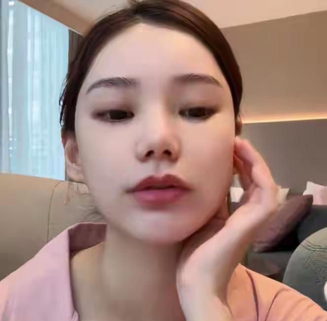 马筱梅近日公开回应家中保姆小杨阿姨的休假问题，澄清并非自家辞退，而是小杨阿姨主