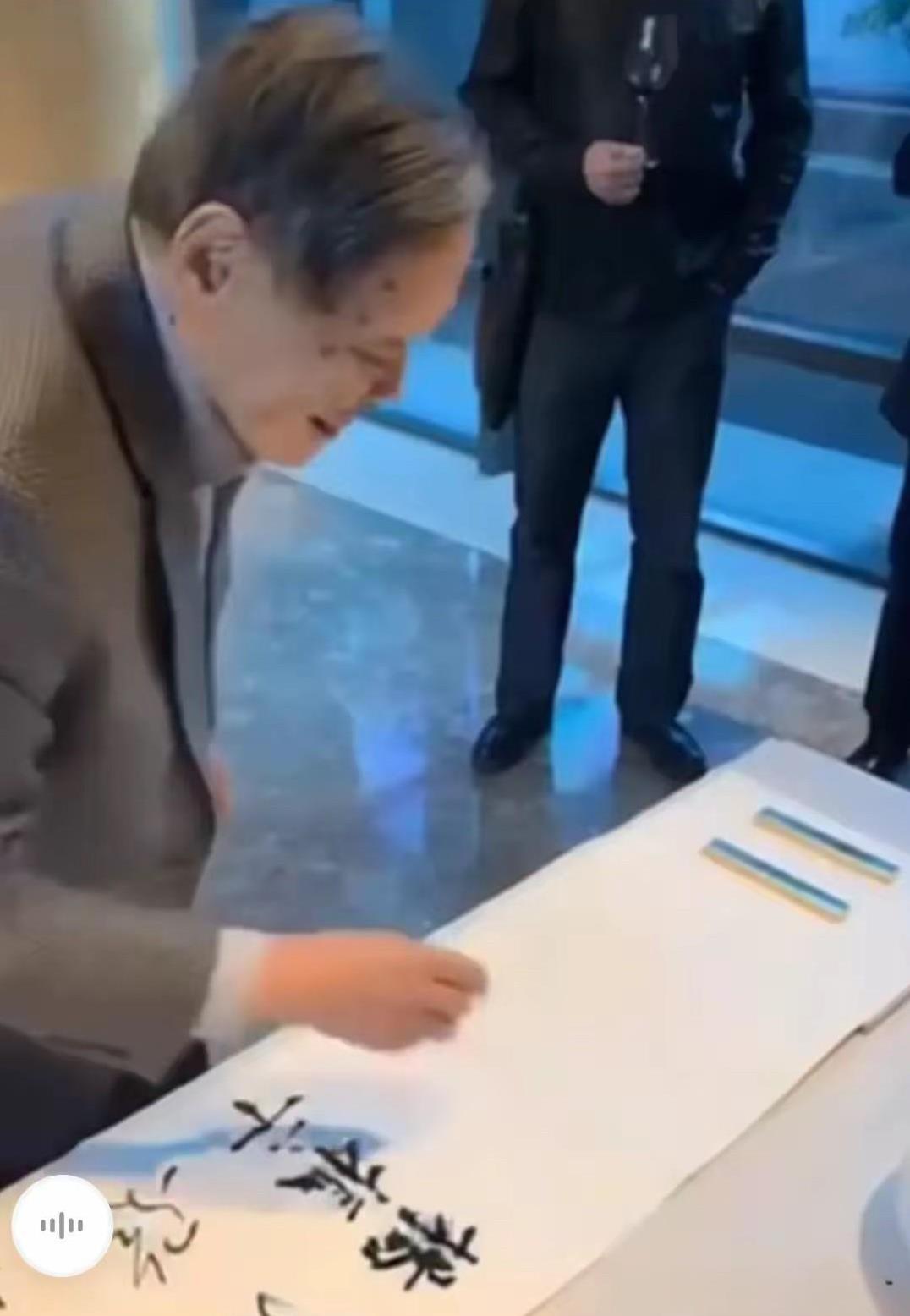 10月1日是他的生日，103岁的年龄，走路稳健，思路清晰，表达流利，不时还会幽默