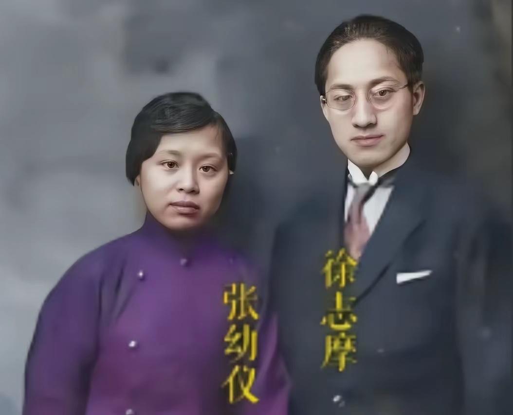 这是徐志摩和发妻的真实合影，都看看吧，一位“西服”，一位“小脚”，两人媒妁之言父