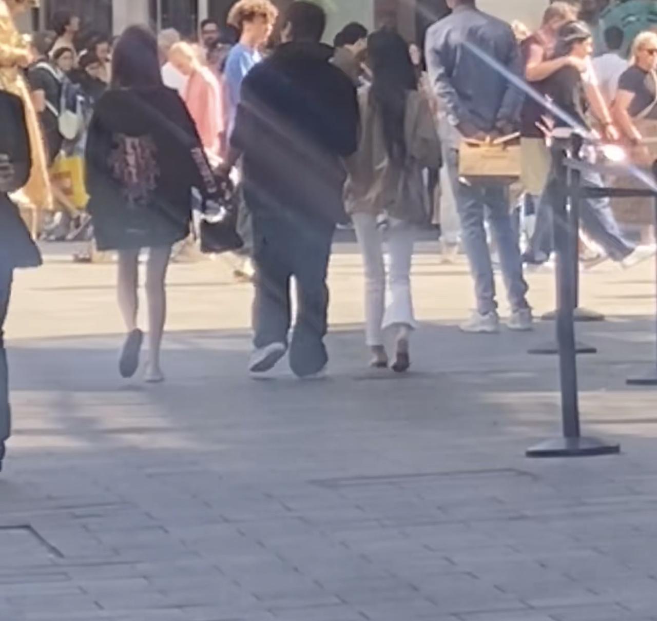 王思聪带着两个女伴在英国逛街，左右手一手牵一个，两位女伴都很瘦，看着都不足百斤个