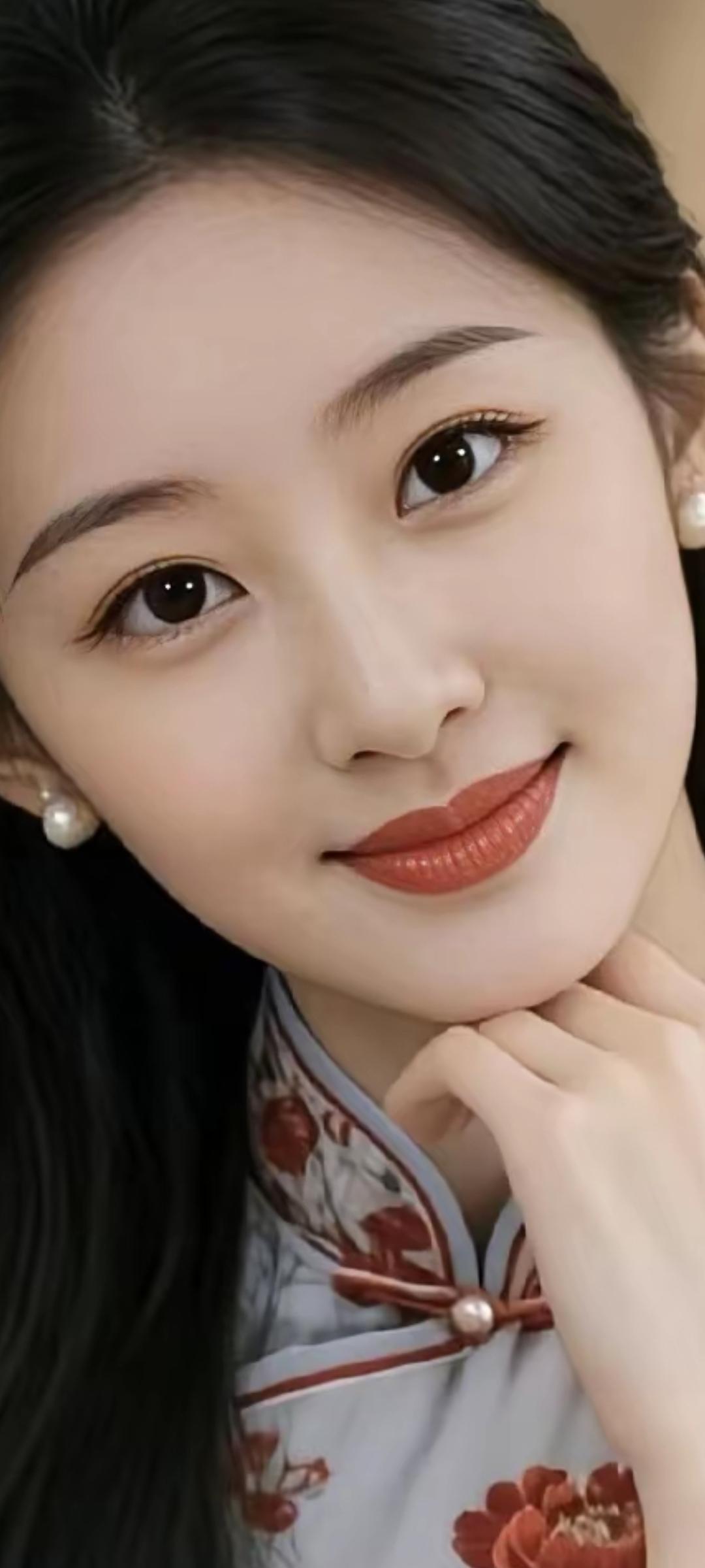 优雅东方美人，红唇与珍珠耳环相得益彰，古典与现代的完美融合。