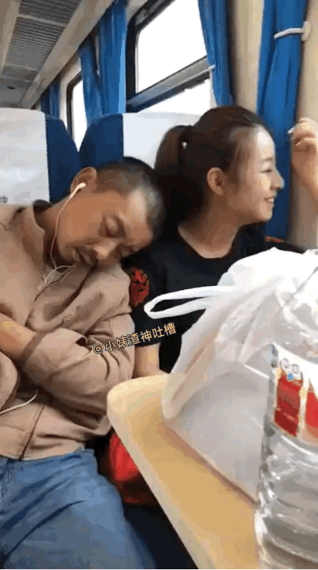 被小姐姐的屁崩醒了？