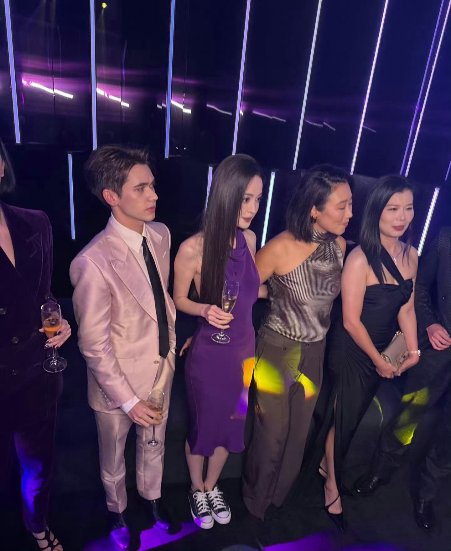 娜扎礼服配帆布鞋果然美女怎么穿都好看，这气质太绝了！​​​