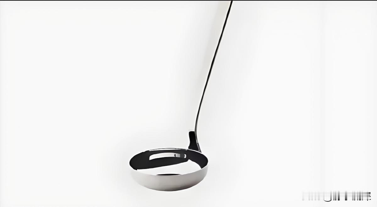 一把勺子卖1300合理吗？Prada官方旗舰店看到一把不锈钢长柄勺，标价1300